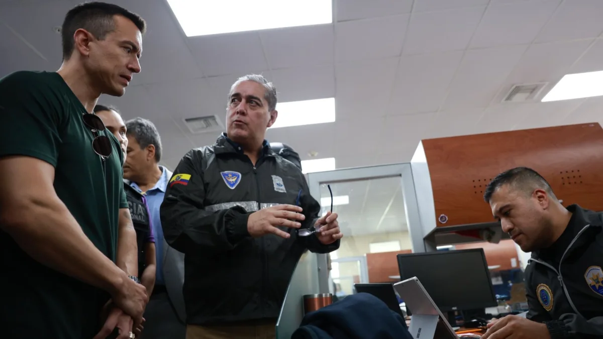 El presidente de la República, Daniel Noboa, estuvo en las oficinas de CNEL que fueron allanadas por una posible red de corrupción.