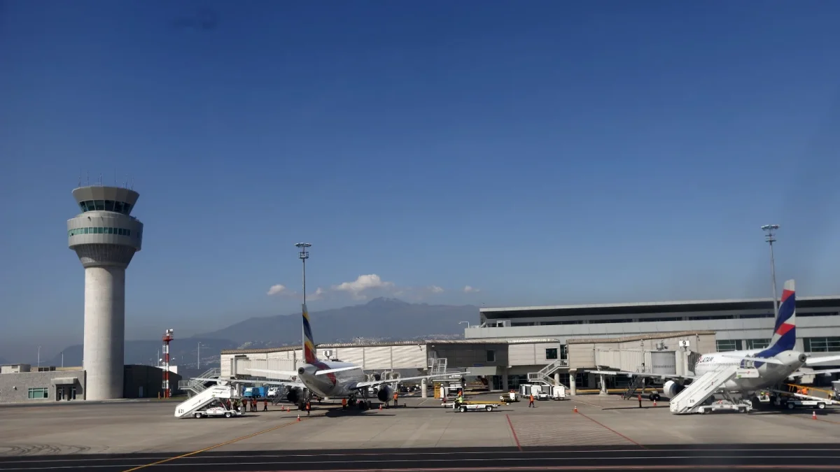 Quienes tengan su boleto o pase de abordar podrán acceder al aeropuerto de Quito en toque de queda.