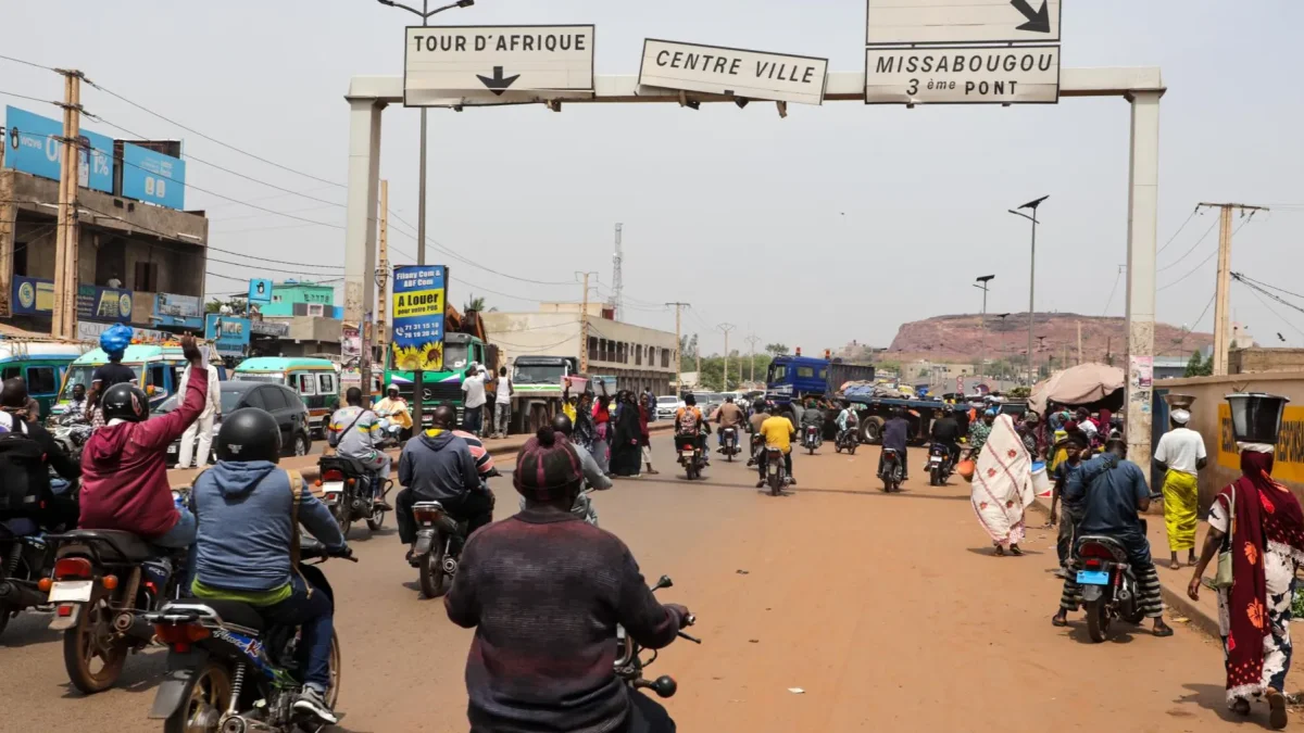 Los viajeros circulan por las calles de Bamako, Malí, el 27 de abril de 2026.
