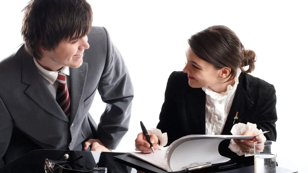 Para muchos jóvenes el primer empleo llega tarde, paga poco y exige experiencia antes de ofrecer una oportunidad para adquirirla.