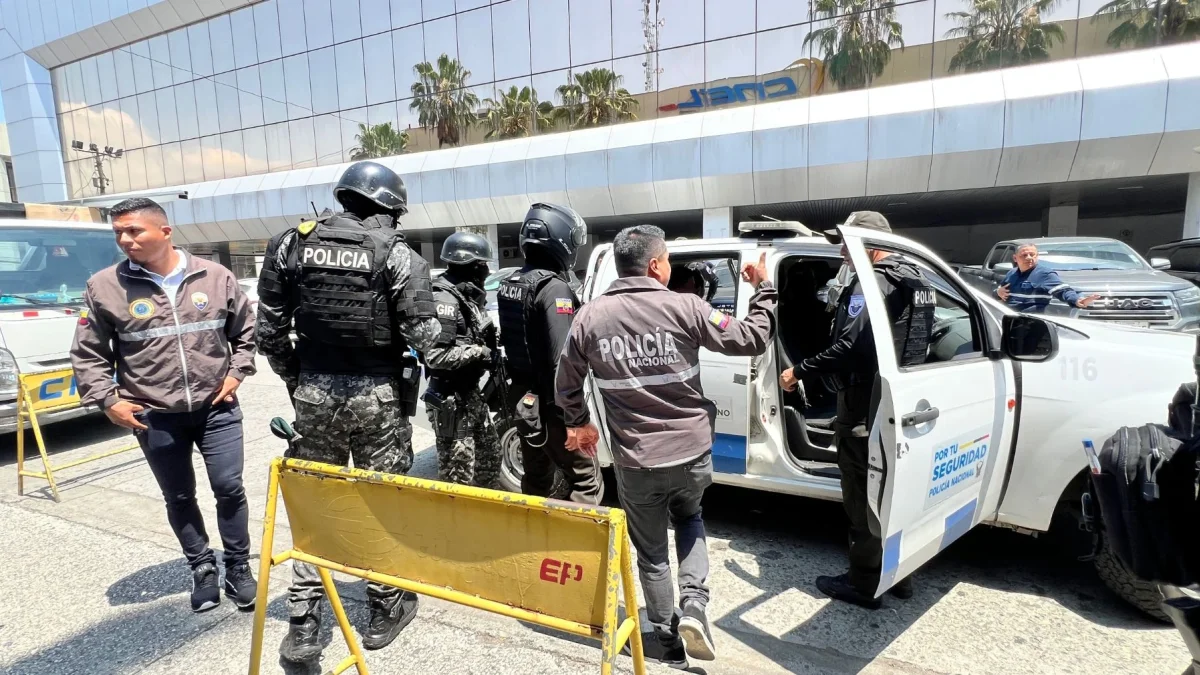 Las oficinas del CNEL, ubicadas en la ciudadela La Garzota, fue allanada en horas de la mañana por miembros de la Policía Nacional y de la Fiscalía.
