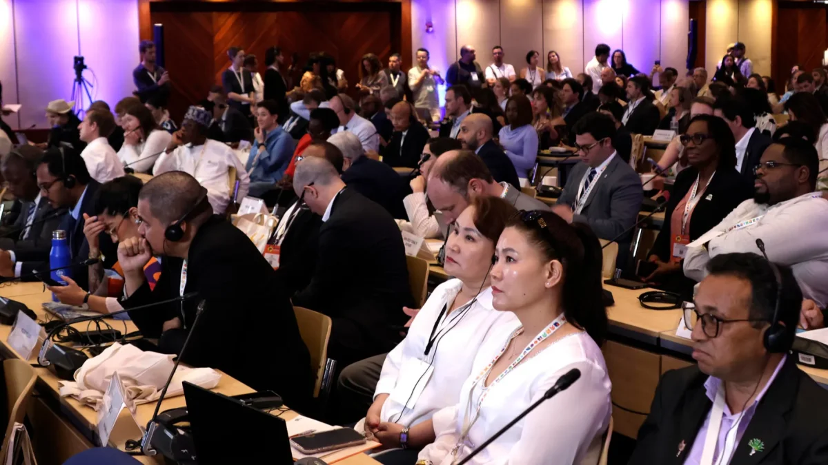 Personas asisten a un foro de la Primera Conferencia para la Transición más allá de los Combustibles Fósiles este martes, en Santa Marta (Colombia)