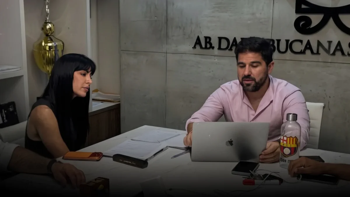 La presentadora y exreina de belleza se reunió con equipo legal.