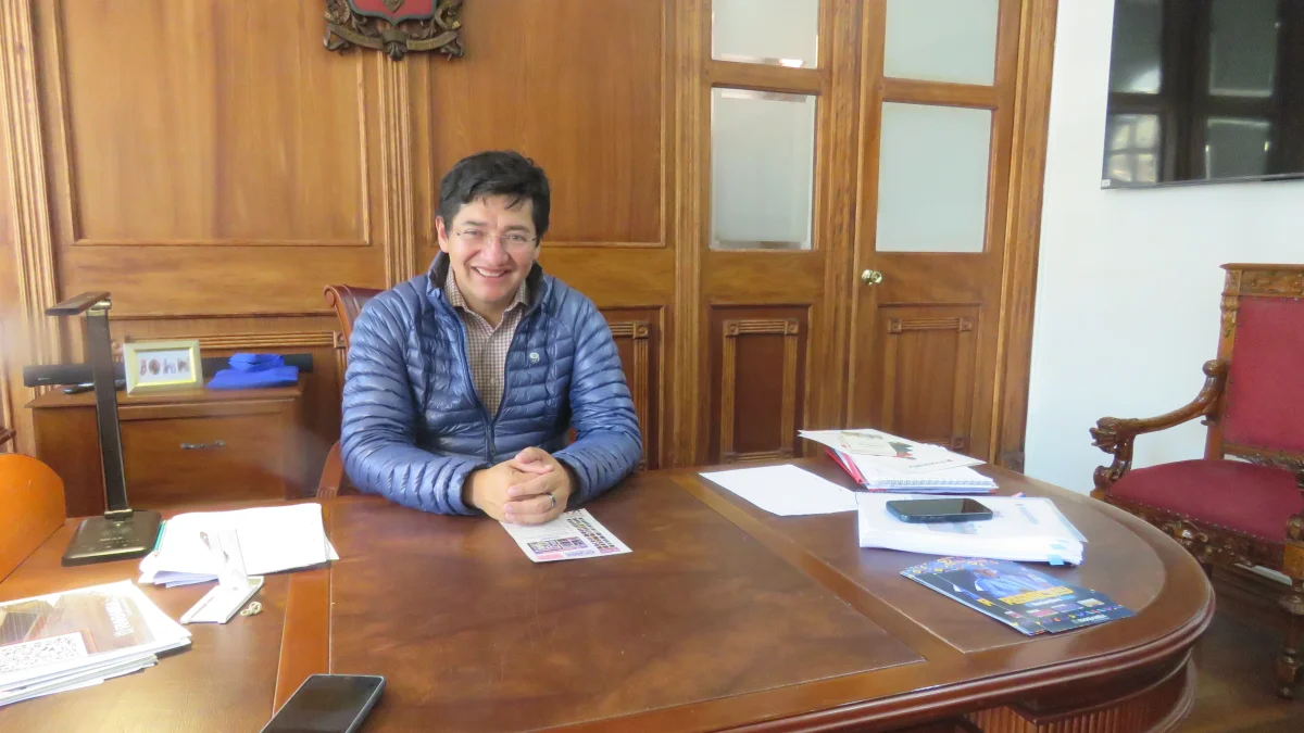 El alcalde de Riobamba, Jhon Vinueza, y otros funcionarios enfrentarán juicio por presunta asociación ilícita. El alcalde afirma que continuará con su defensa legal.