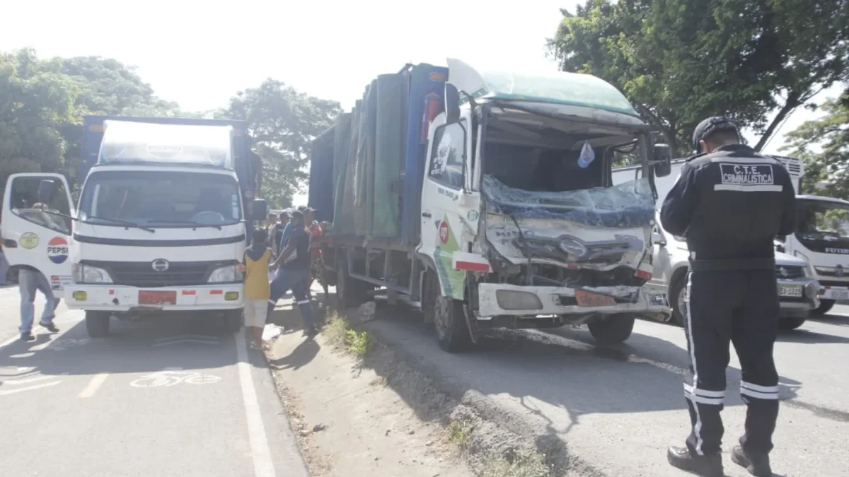 Un accidente múltiple en la vía a la costa provocó largas filas de vehículos en sentido Guayaquil–Chongón este 28 de abril.