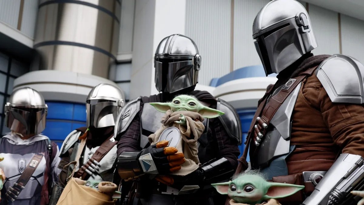 Visitantes caracterizados como personajes de The Mandalorian y Grogu posan frente a la atracción “Star Tours: The Adventures Continue” en Tokyo Disneyland, en Urayasu.