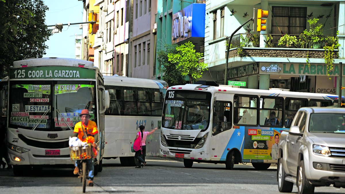 Guayaquil analiza subir pasaje.
