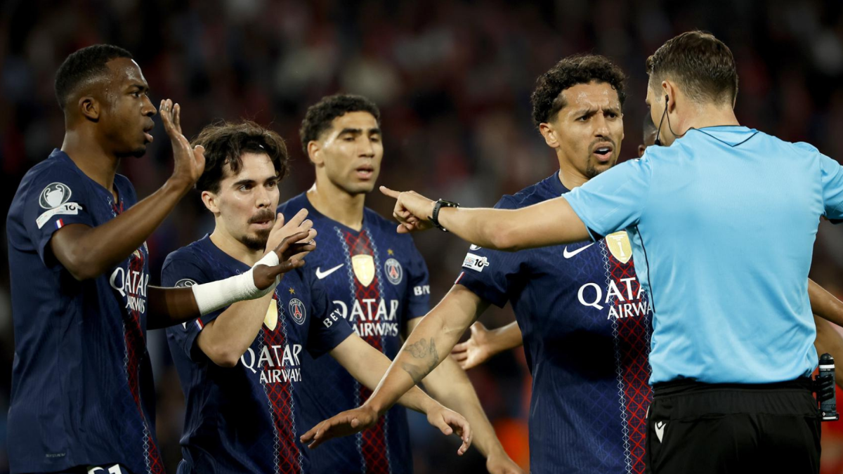 Willian Pacho (i.) y sus compañeros reclaman al árbitro por el penal pitado.