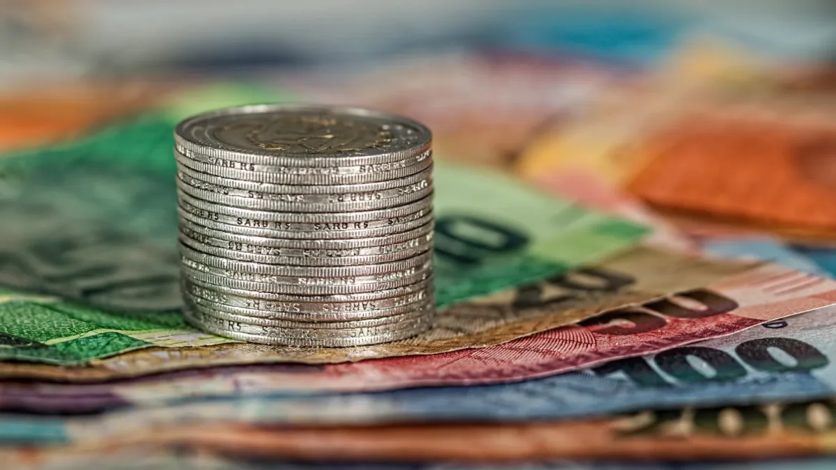 Fotografía referencial de billetes y monedas.