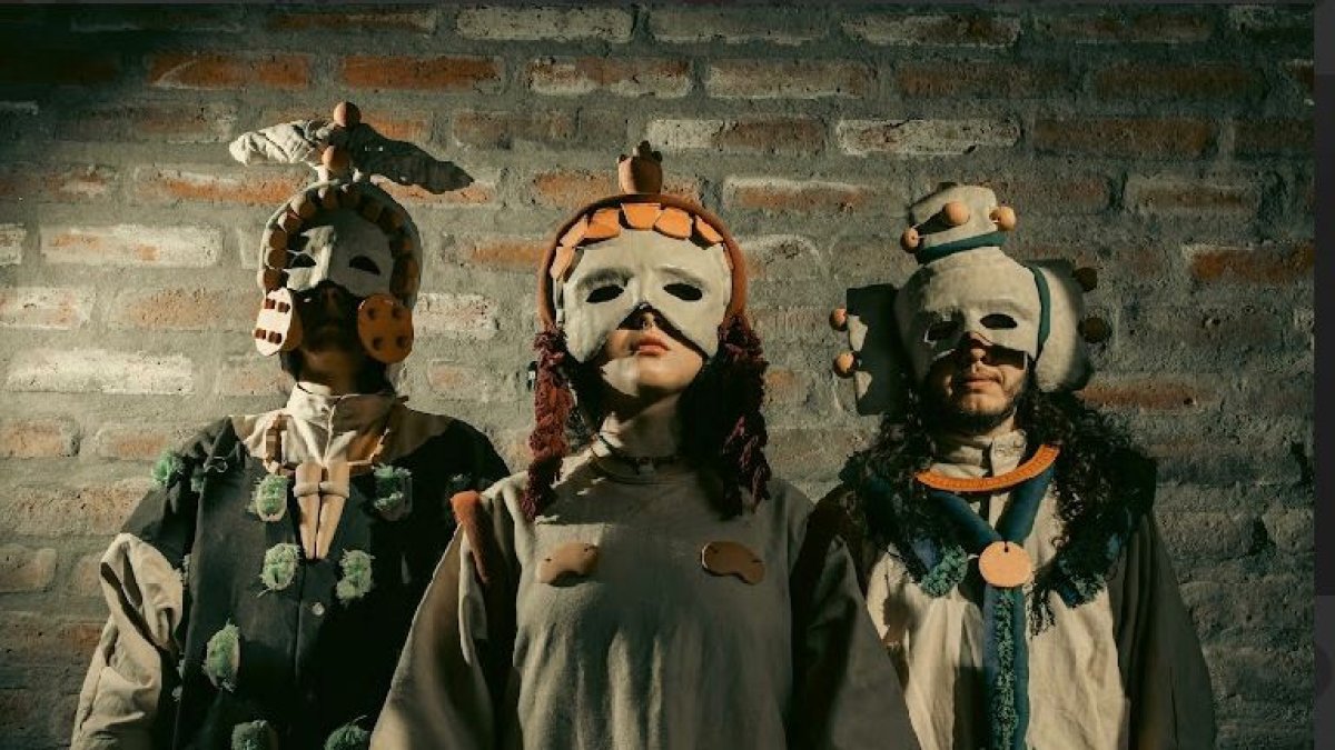 Taller La Bola es una agrupación musical ecuatoriana que fusiona la memoria ancestral con el sonido contemporáneo.