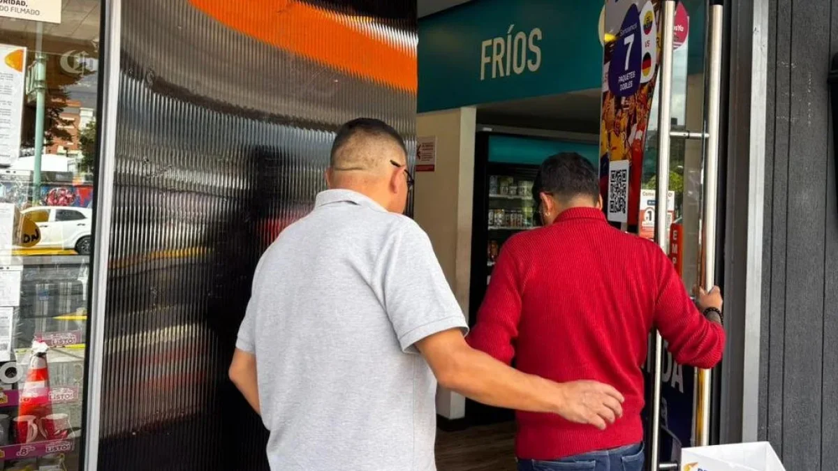 La puerta de vidrio de la gasolinera quedó destruida tras el asalto; ahora una lámina plástica cubre el acceso de la cafetería ubicada en la gasolinera.
