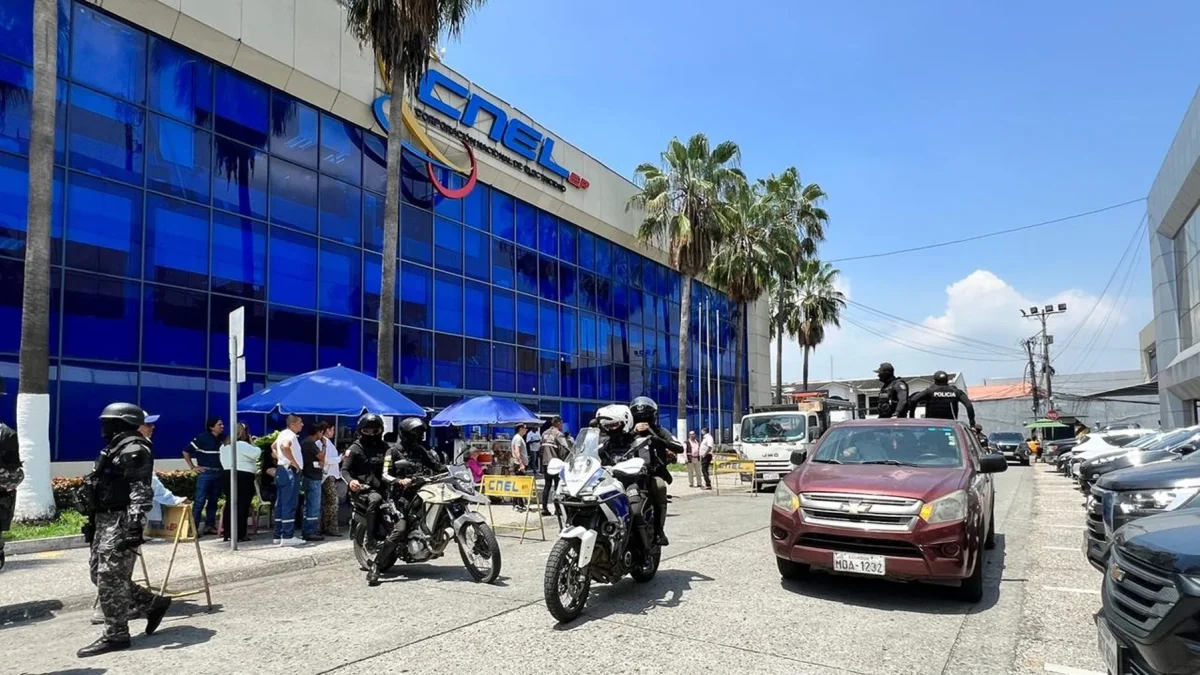 Personal de Policía y Fiscalía allanaron la agencia La Garzota de CNEL en Guayaquil, este martes 28 de abril.