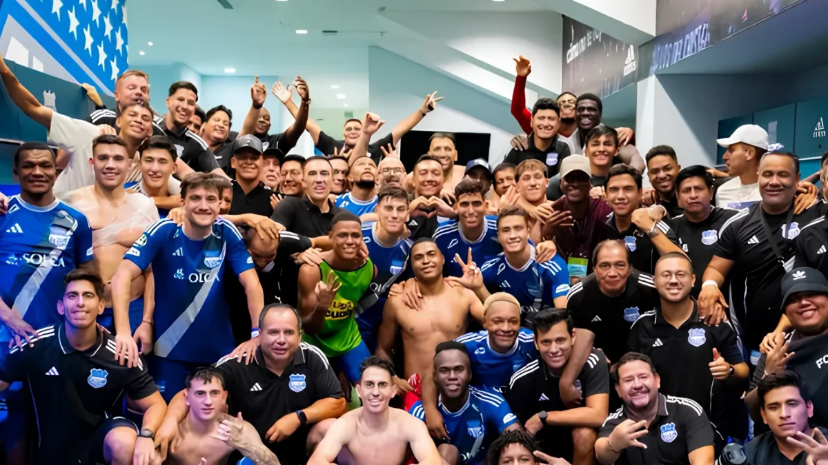 Jugadores y cuerpo técnico de Emelec festejan tras un triunfo.