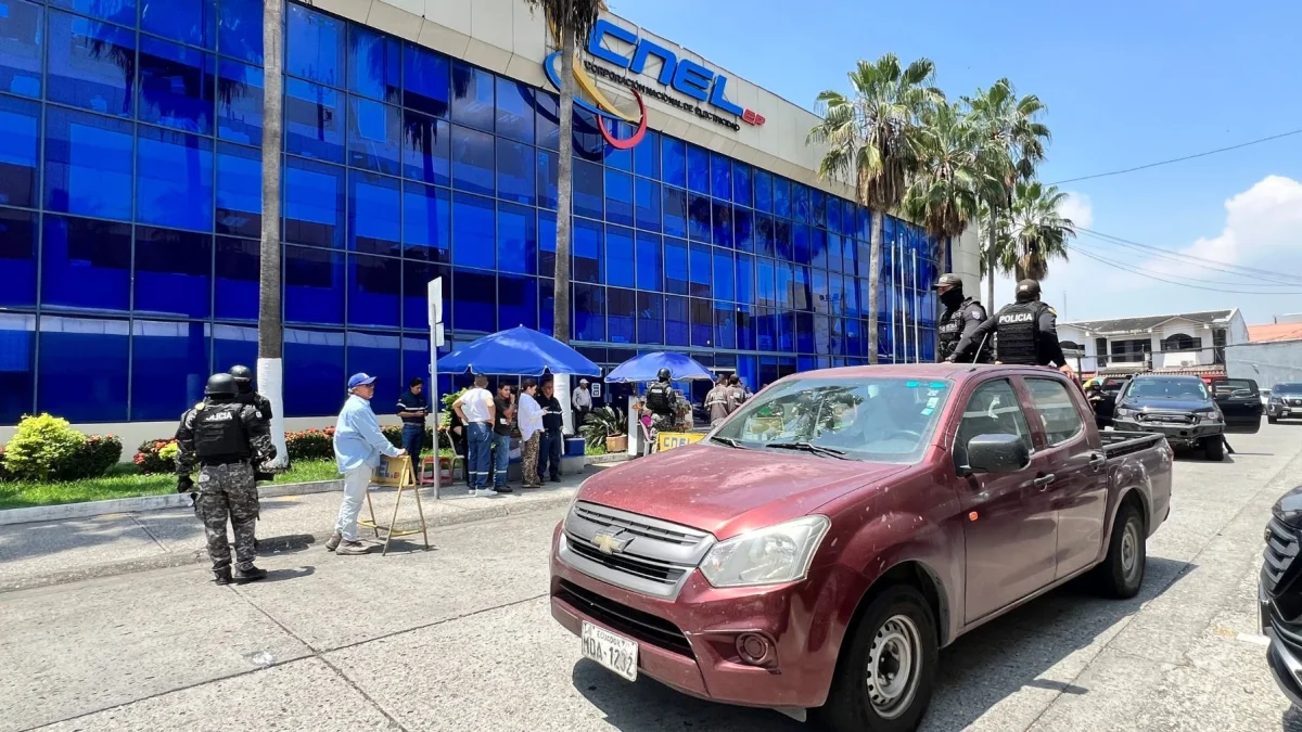 Allanamiento. A las 11:00, la agencia de CNEL en La Garzota fue intervenida.