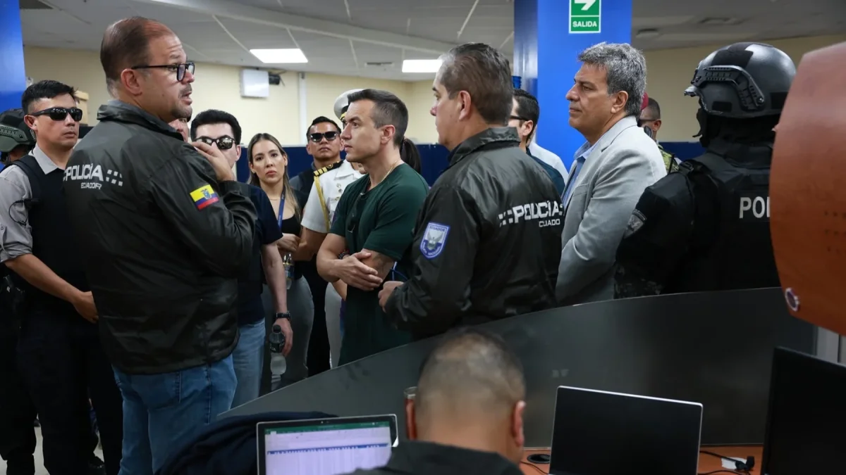 El presidente de la República, Daniel Noboa, y el ministro del Interior, John Reimberg, durante el allanamiento a la agencia de CNEL en La Garzota, en Guayaquil, este martes 28 de abril.