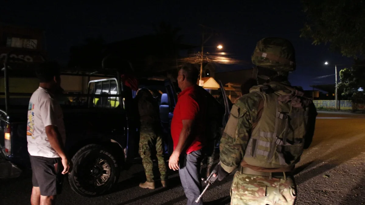 Ciudadanos requisados durante un toque de queda en Ecuador.