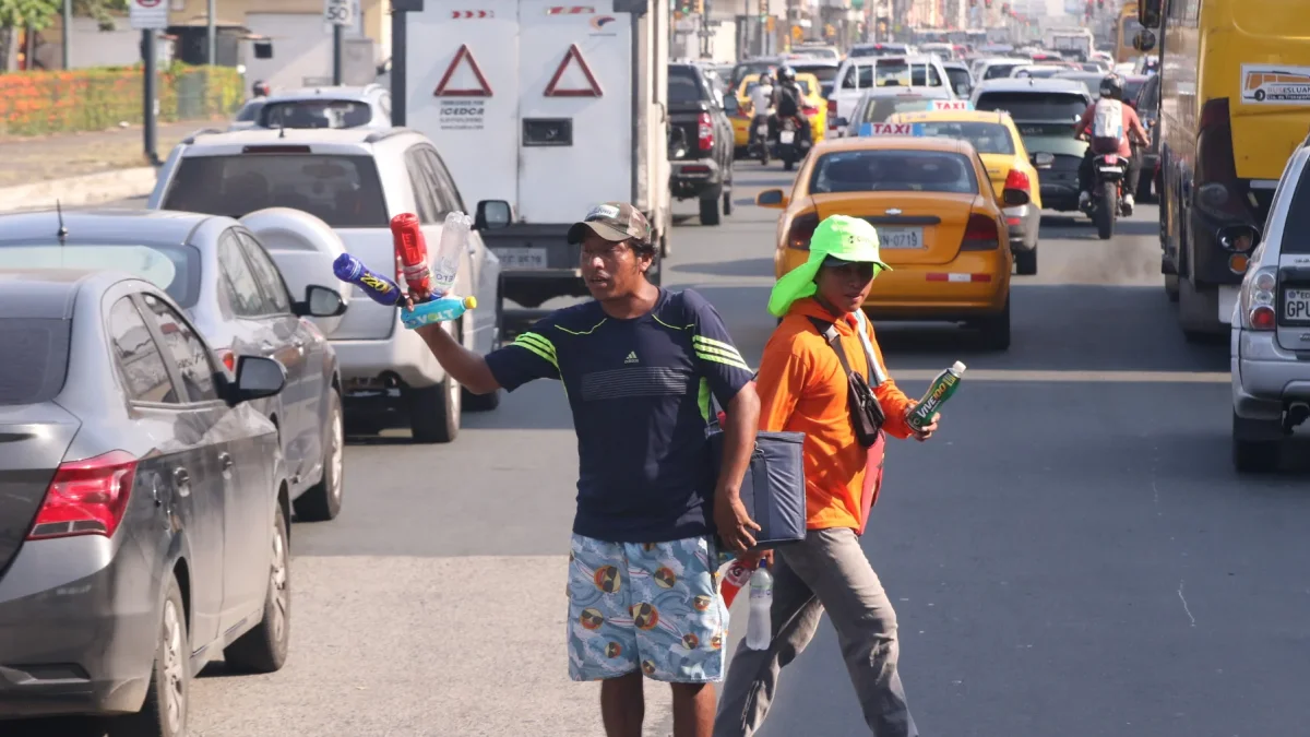 Trabajadores. La informalidad en Ecuador, que está en 56, 3 %, creció en marzo de 2026, según el INEC.