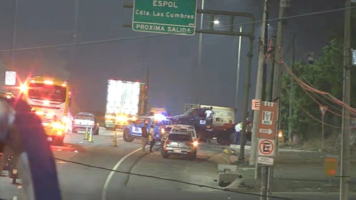 La madrugada de este miércoles cerca de las 03:00, un tráiler cargado con banano perdió estabilidad y terminó volcado de costado sobre la vía Perimetral.