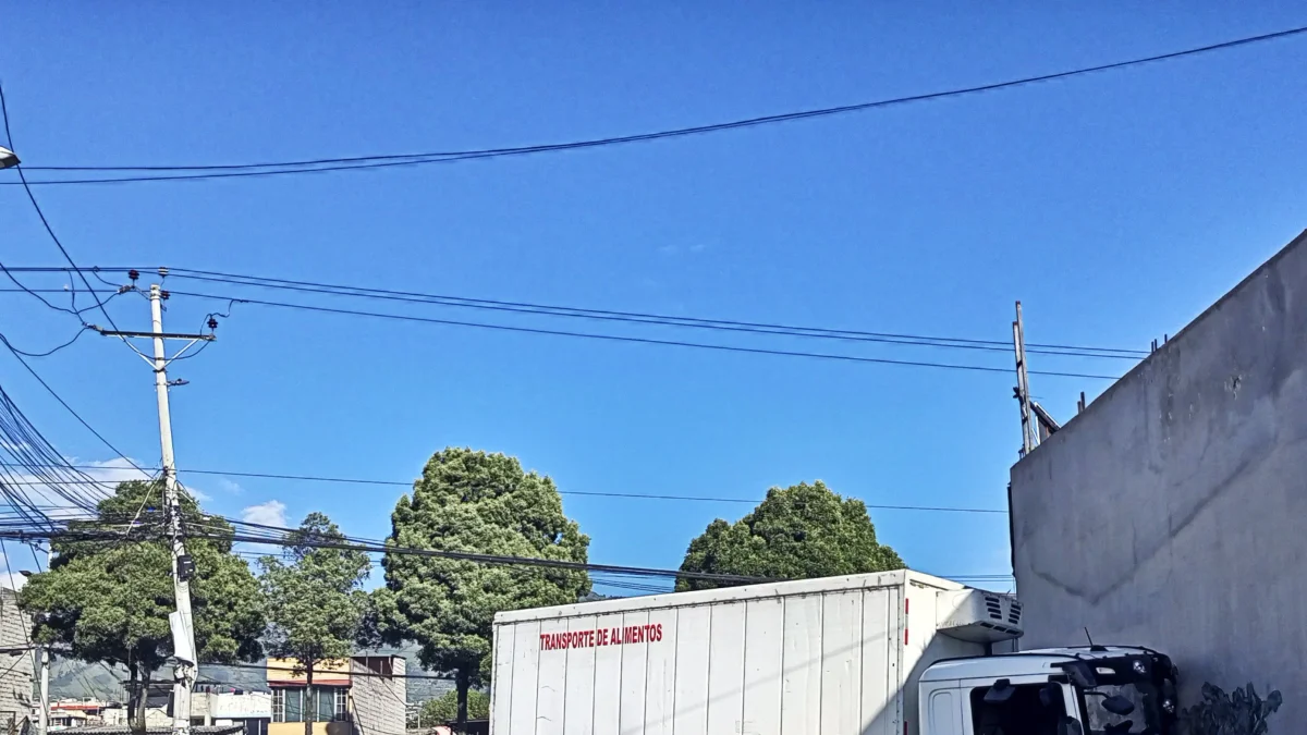 Camión pierde pista en el sur de Quito y deja una persona fallecida en la av. Pedro Vicente Maldonado.