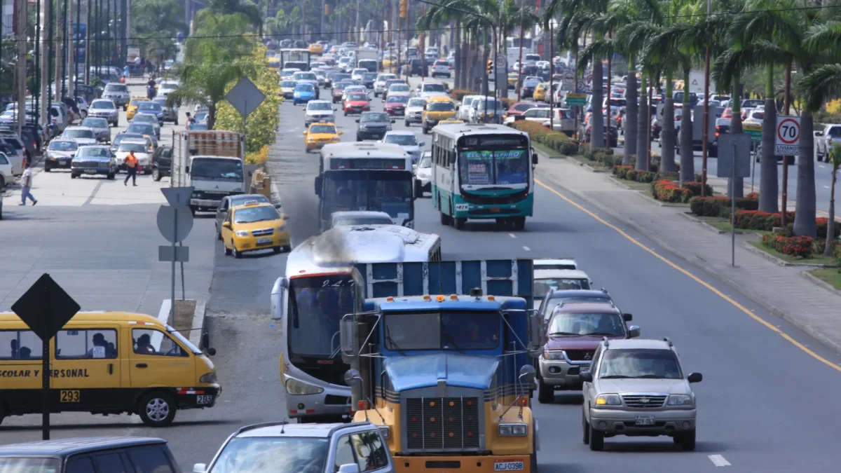 Los transportistas pesados piden ayuda del Gobierno ante el alza del diésel.