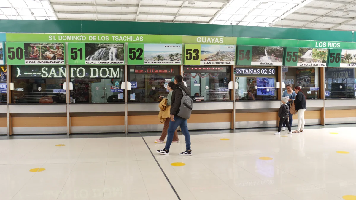 Terminales de Quito registran alta afluencia de viajeros durante feriado del Trabajo con refuerzo de frecuencias y controles de seguridad
