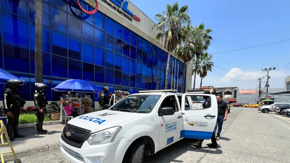 El martes 28 de abril de 2026, la agencia de CNEL, ubicada en La Garzota, al norte de Guayaquil, fue allanada.
