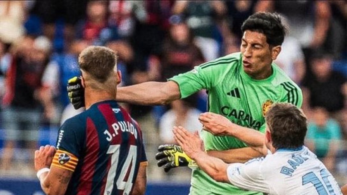 El portero Esteban Andrade cuando le propinó el puñete a su rival.