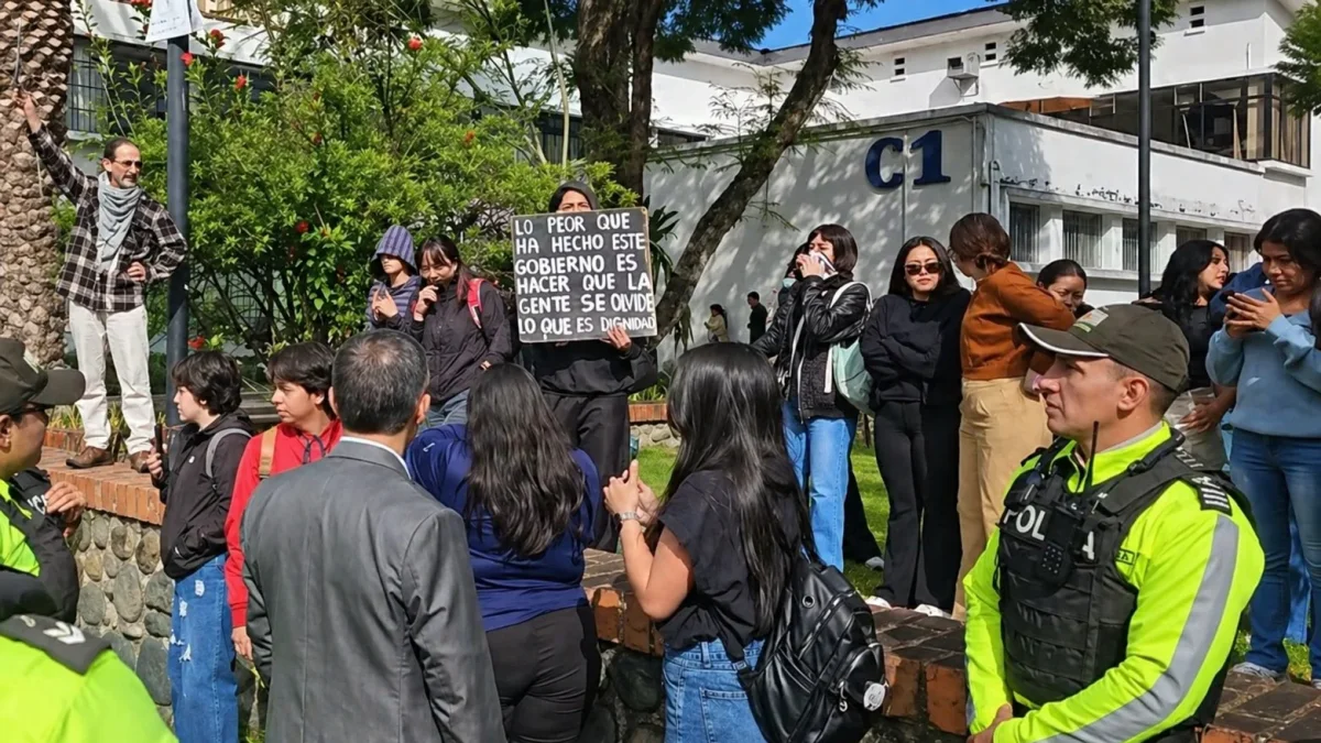 Estudiantes protestaron en la Universidad de Cuenca durante la visita de la vicepresidenta María José Pinto, en medio de un fuerte despliegue policial y militar que generó momentos de tensión.