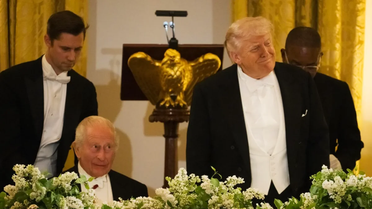El presidente de EE.UU., Donald Trump, y el rey Carlos III del Reino Unido, el 28 de abril de 2026 en Washington.