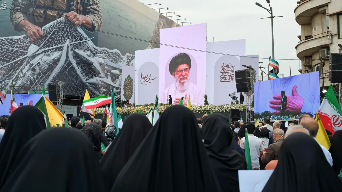 Una imagen del asesinado líder supremo de Irán es mostrada en un acto de apoyo a su sucesor Mojtaba Jameneí en Teherán.