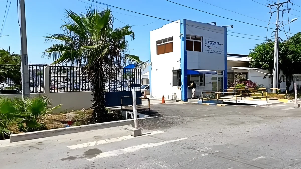 Oficinas de CNEL en Santa Elena fueron intervenidas en el marco de la investigación por presunta manipulación de planillas eléctricas.