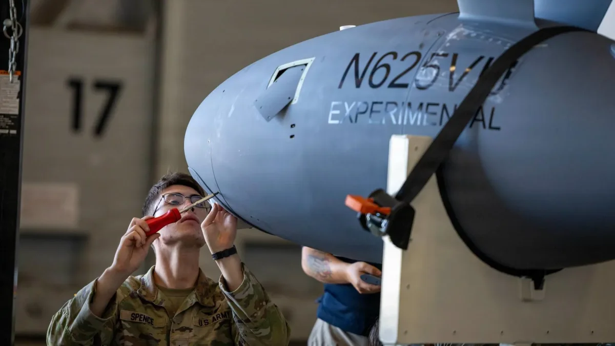 Un soldado del Ejército de los EE.UU. ensamblando un vehículo aéreo no tripulado,