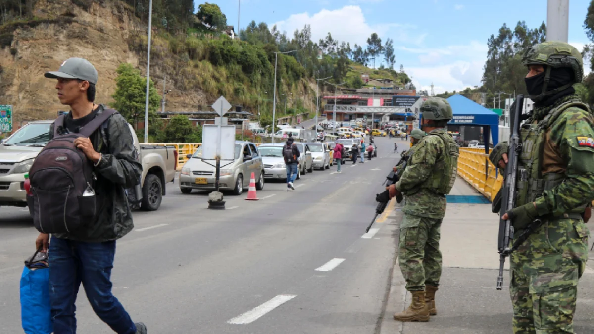 Camiones se acumulan en Rumichaca antes de que el arancel suba al 100%.