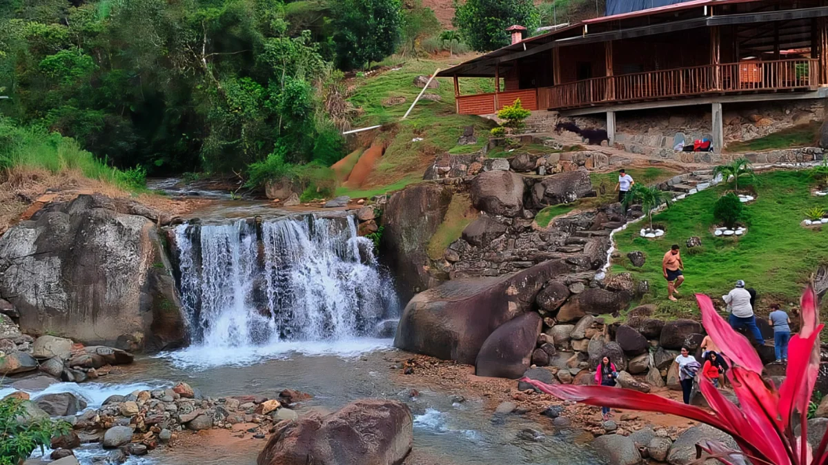 El entorno natural de Portovelo invita a disfrutar de aguas cristalinas y paisajes de la Sierra sur