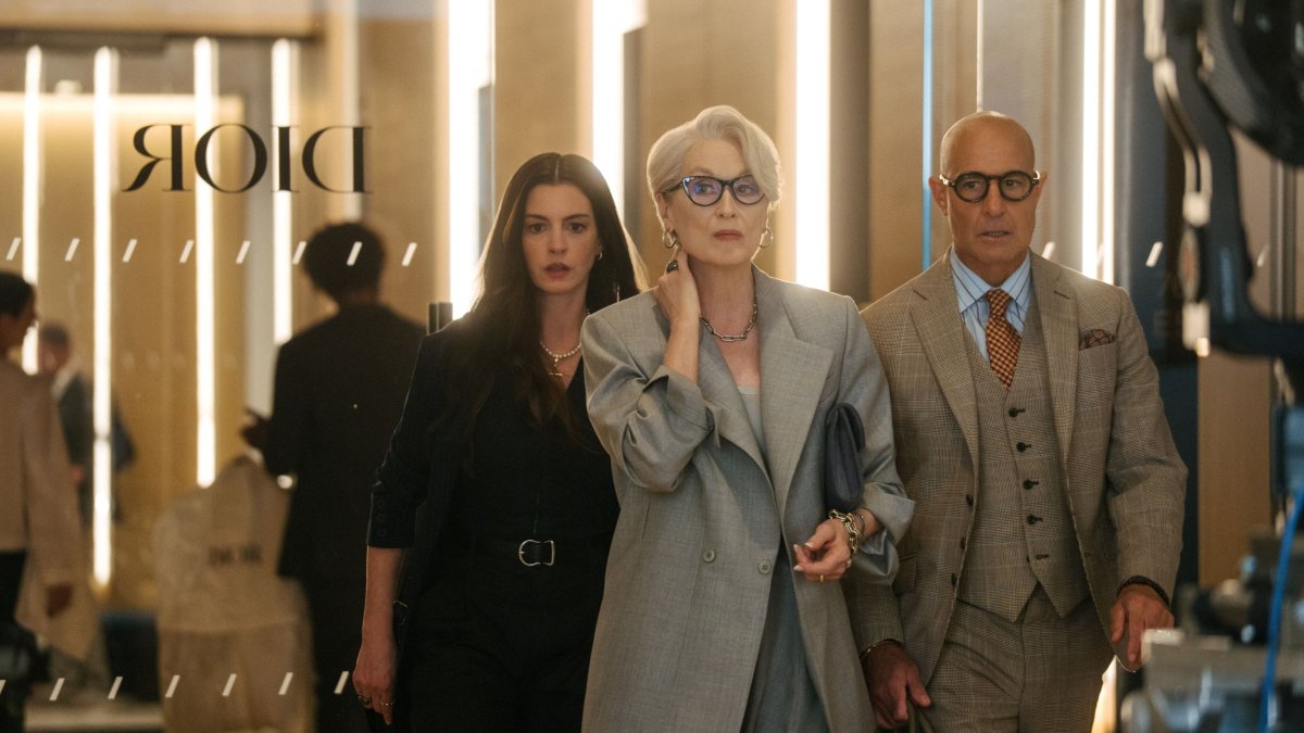 Anne Hathaway como Andy Sachs, Meryl Streep como Miranda Priestly y Stanley Tucci como Nigel Kipling en El Diablo Viste a la Moda 2.