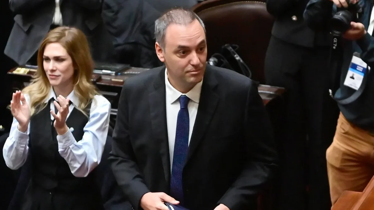 Manuel Adorni (c), fue captado este miércoles, 29 de abril, a su llegada a la Cámara de Diputados.