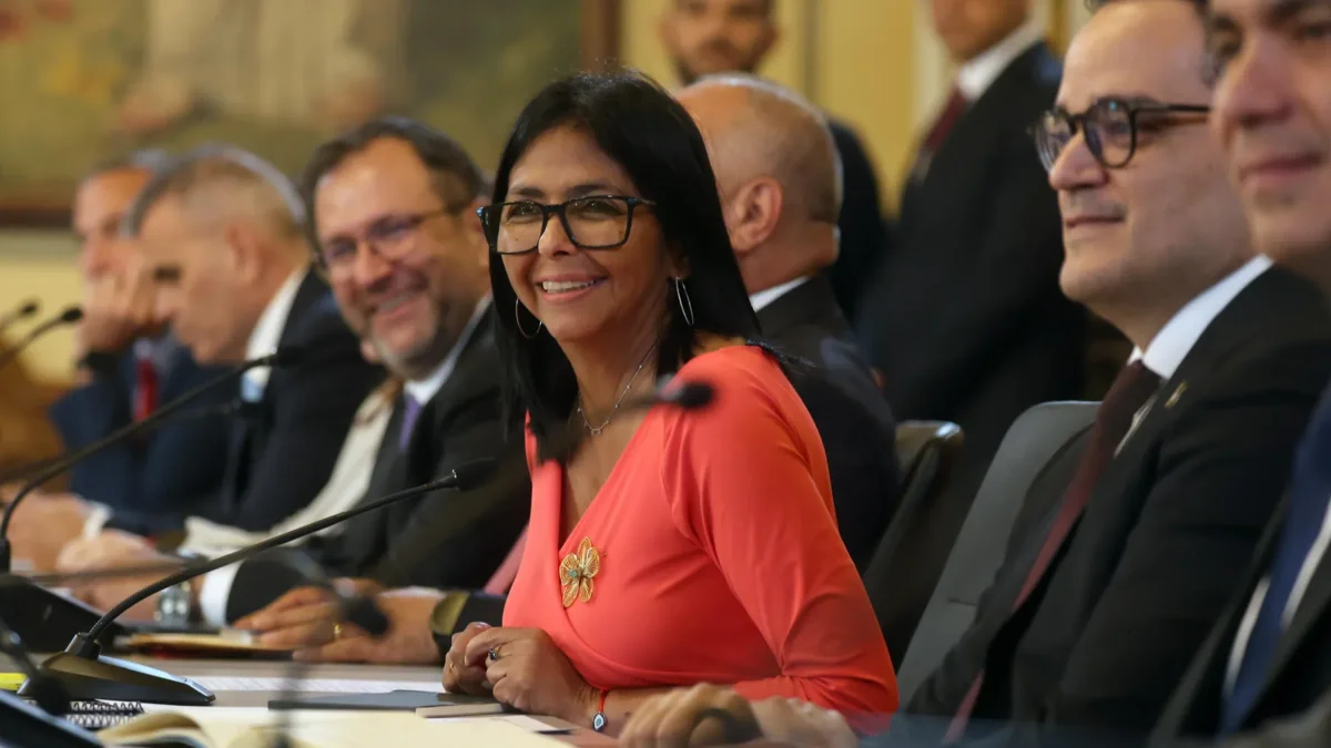 Guyana vs. Venezuela: Un mapa en un broche reaviva el conflicto por el Esequibo
