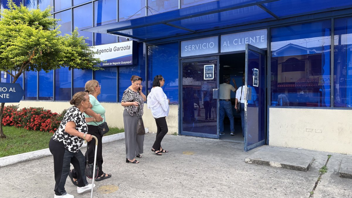 La atención en agencias de CNEL quedó parcialmente paralizada tras la intervención policial, obligando a que los reclamos se reciban sin acceso a sistemas informáticos.