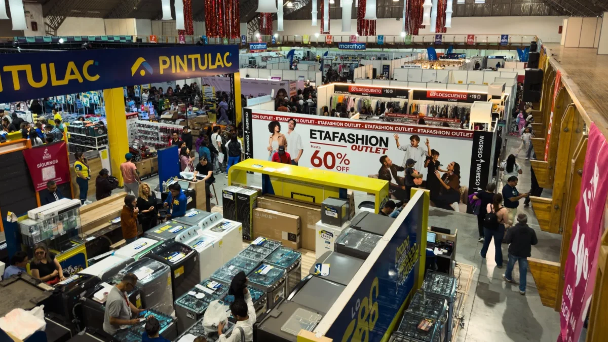 Compradores recorren la feria El Gran Remate en Guayaquil, atraídos por descuentos de hasta el 70%.