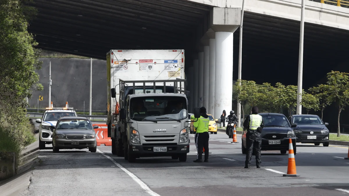 Quito levanta restricción a transporte pesado en vías clave para evitar desabastecimiento en la ciudad.