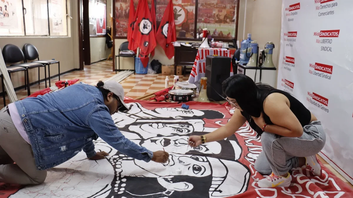 Los participantes de la marcha el 1 de mayo preparaban las pancartas en la sede de las organizaciones de los trabajadores, en Quito.