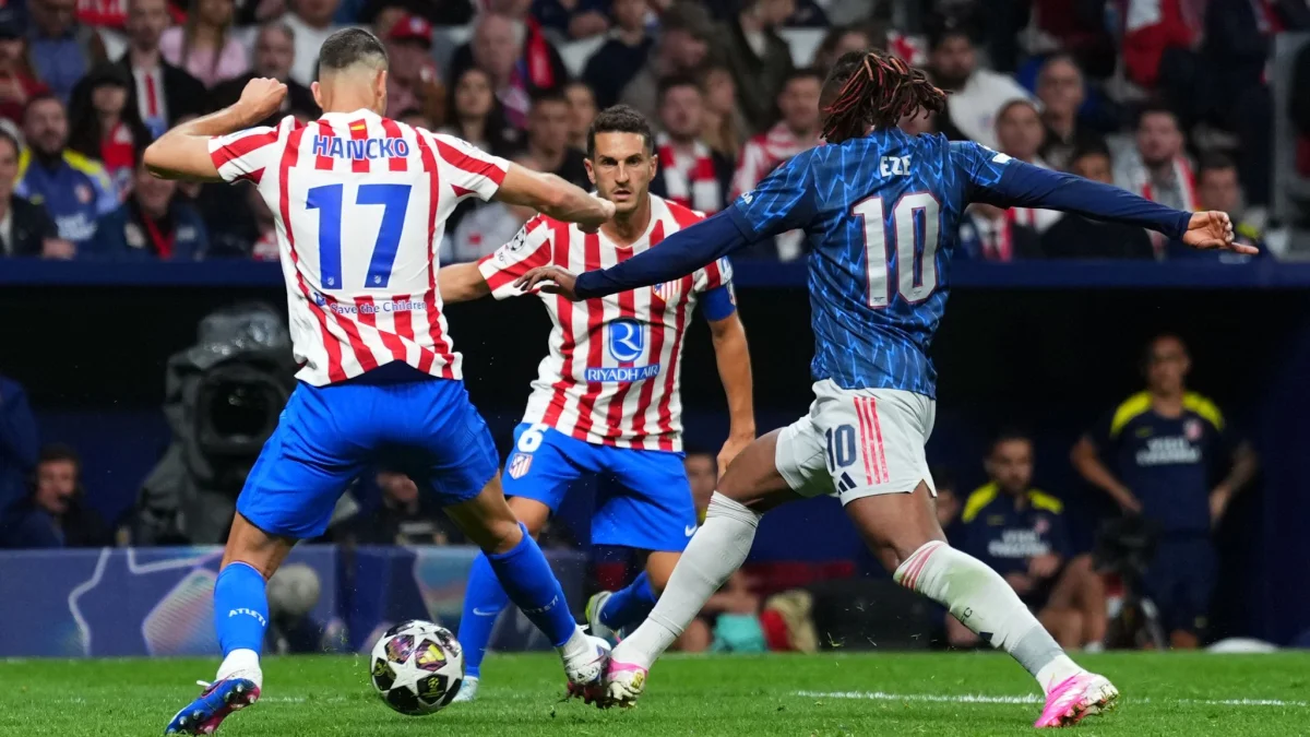 Polémica acción en la que el árbitro no pitó penal entre Arsenal y Atlético de Madrid en Champions League.