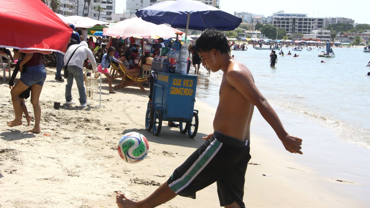La diversión empezó en la playa en el inicio del feriado