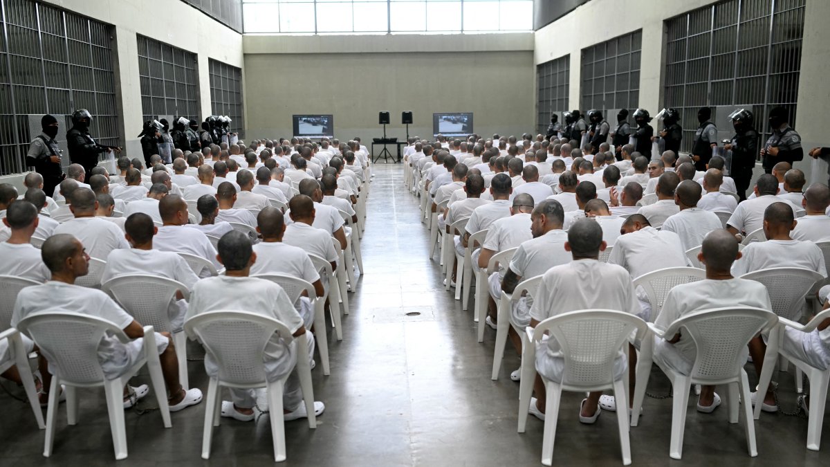 Pandilleros escuchan el relato de sus crímenes en la megacárcel de El Salvador