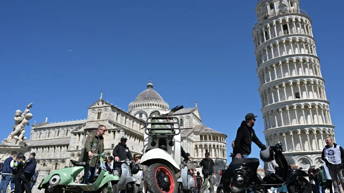 Motos Vespa aparcadas frente a la Torre de Pisa, en la Piazza dei Miracoli, durante las Jornadas Mundiales de la Vespa, en Pisa, Toscana