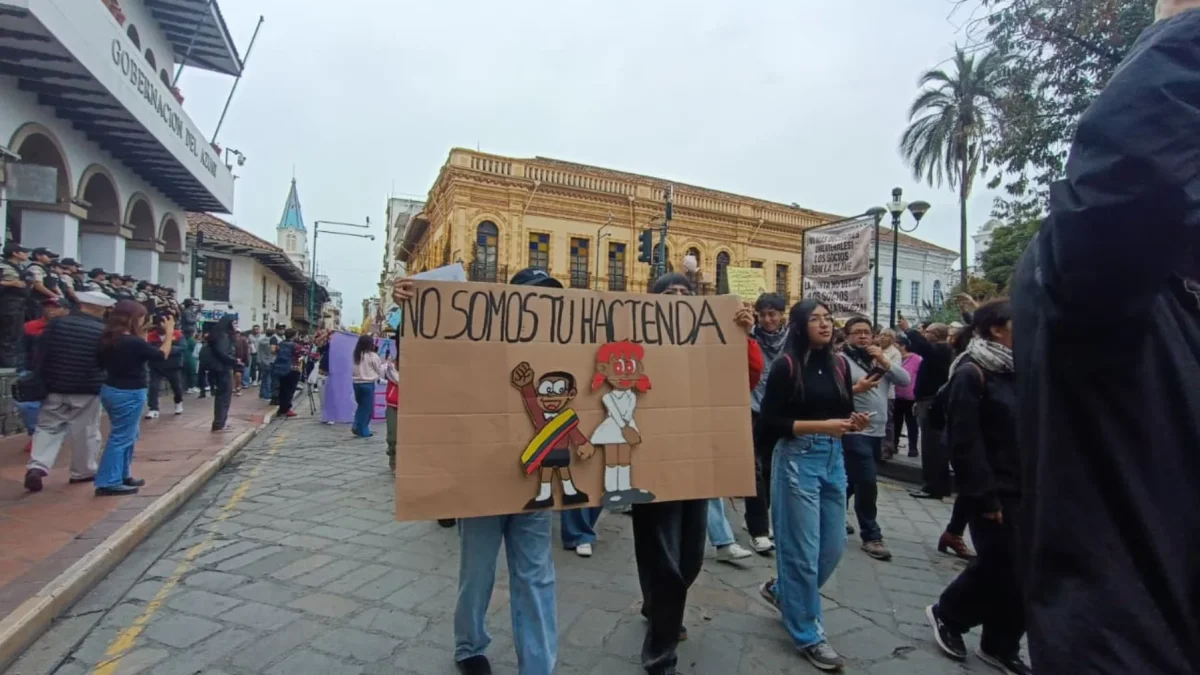 Ciudadanos marchan en Cuenca por el Día del Trabajador.