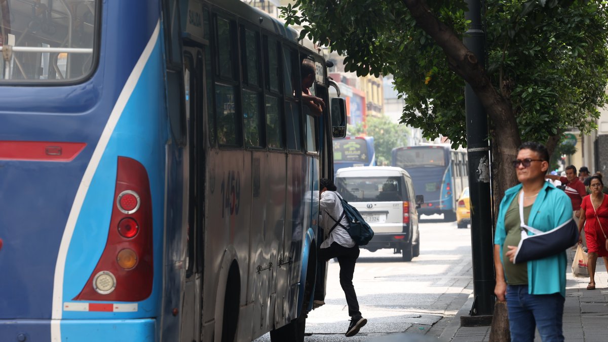 Integración. La falta de conexión entre rutas de buses urbanos y otros sistemas como la Metrovía y Aerovía afecta a los usuarios en el Puerto Principal.