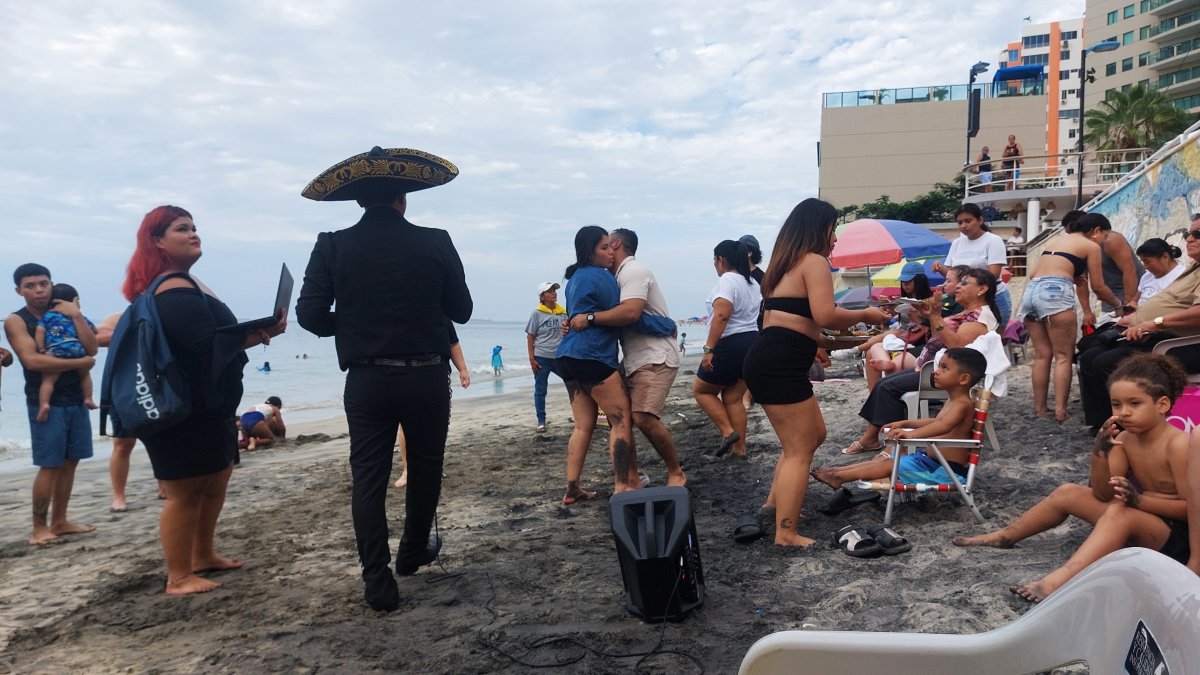 Turistas copan la playa y reactivan el movimiento económico en Santa Elena