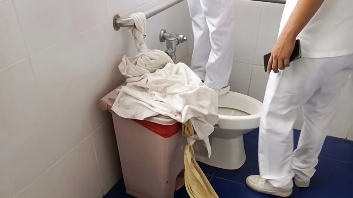 En uno de los baños del hospital Guayaquil se encontró las sábanas que el detenido habría utilizado para salir por la ventana.