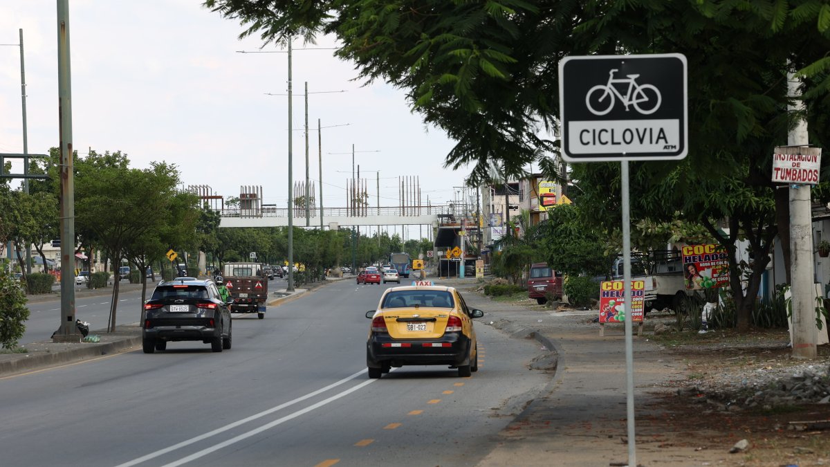 Conductores de vehículos invaden la nueva ciclovía, cuya señalética pasa desapercibida en algunos puntos de la avenida Narcisa de Jesús.
